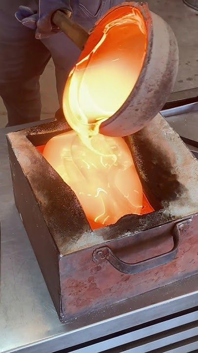 hand-blown glass vase in making